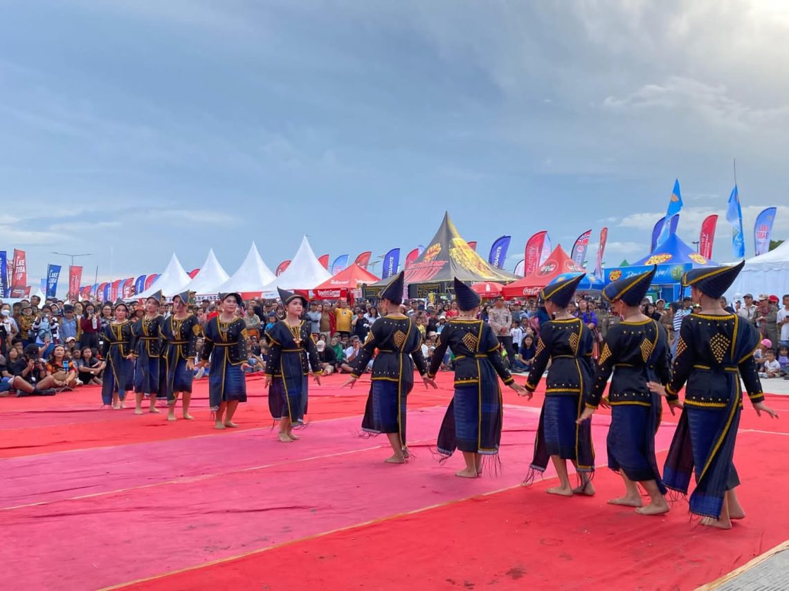 Pertunjukan Seni Tari Pakpak Turut Meramaikan Ajang Internasional F1H2O 2025 di Kabupaten Toba Pertunjukan Seni Tari Pakpak Turut Meramaikan Ajang Internasional F1H2O 2025 di Kabupaten Toba