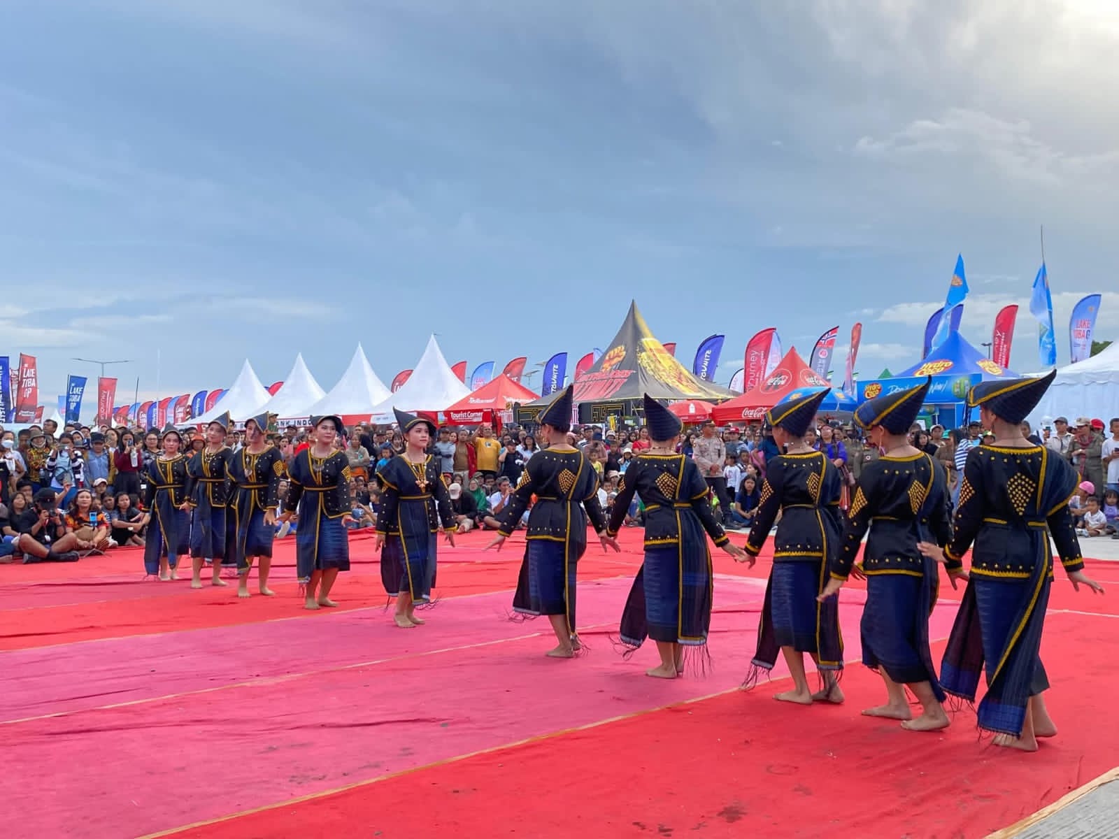 Pertunjukan Seni Tari Pakpak Turut Meramaikan Ajang Internasional F1H2O 2025 di Kabupaten Toba
