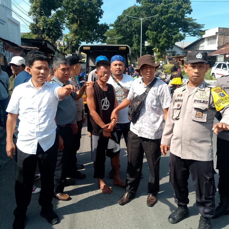 Tindaklanjuti Call Center 110, Polres Pematangsiantar Gerak Cepat Amankan Seorang Pria Dari Amukan Massa Tindaklanjuti Call Center 110, Polres Pematangsiantar Gerak Cepat Amankan Seorang Pria Dari Amukan Massa