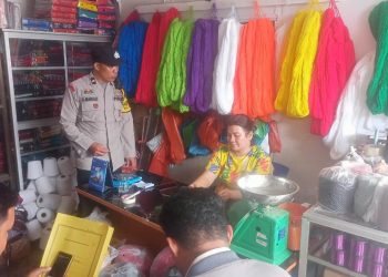 Polsek Siantar Marihat Sambangi UD Sony Ulos Sampaikan Pesan Kamtibmas