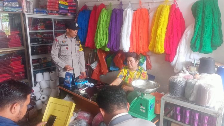 Polsek Siantar Marihat Sambangi UD Sony Ulos Sampaikan Pesan Kamtibmas