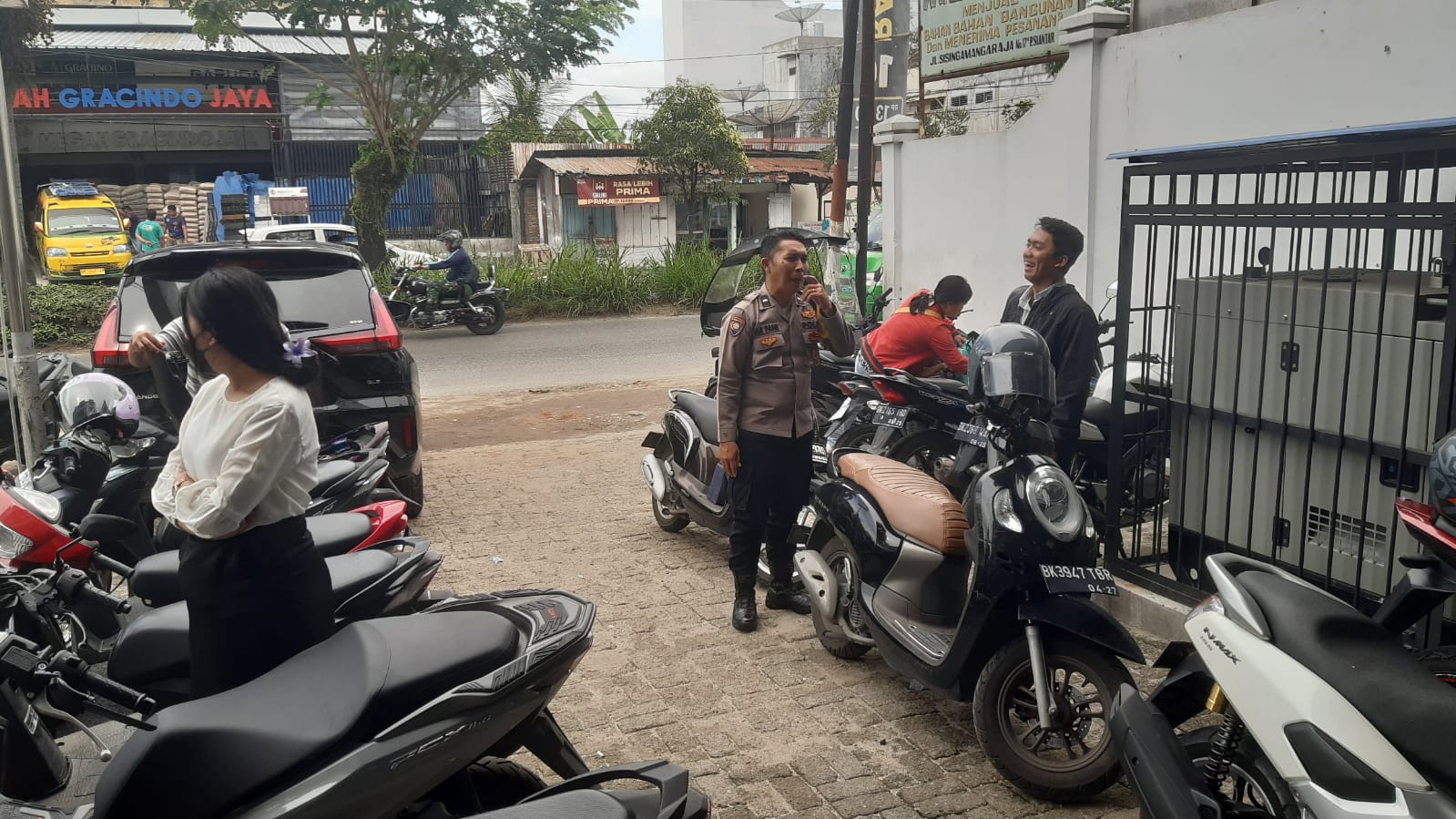 Polsek Siantar Utara Sosialisasi 110 di Kantor Bank Mandiri Unit Parluasan Polsek Siantar Utara Sosialisasi 110 di Kantor Bank Mandiri Unit Parluasan