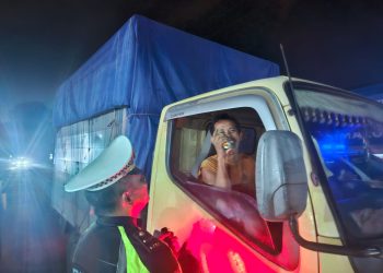  Tekan Angka Kecelakaan, Personil Satlantas Polres Simalungun Bagikan Kopi Botol untuk Jaga Keselamatan Pengemudi