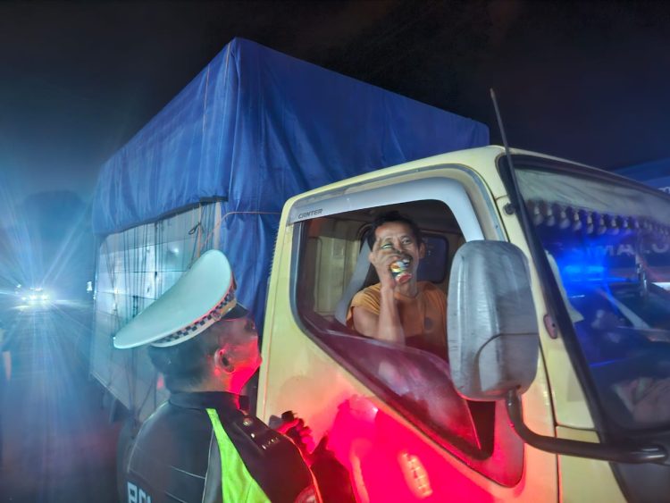  Tekan Angka Kecelakaan, Personil Satlantas Polres Simalungun Bagikan Kopi Botol untuk Jaga Keselamatan Pengemudi