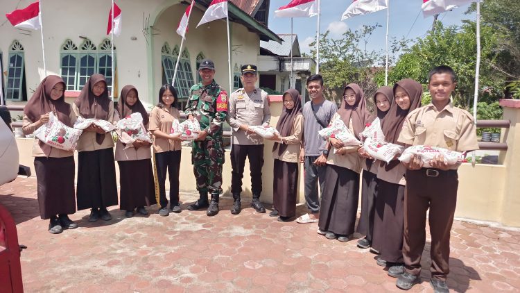 POLRI-TNI Salurkan Bantuan Beras 34 Karung Untuk Anggota Paskibra Tanjung Beringin