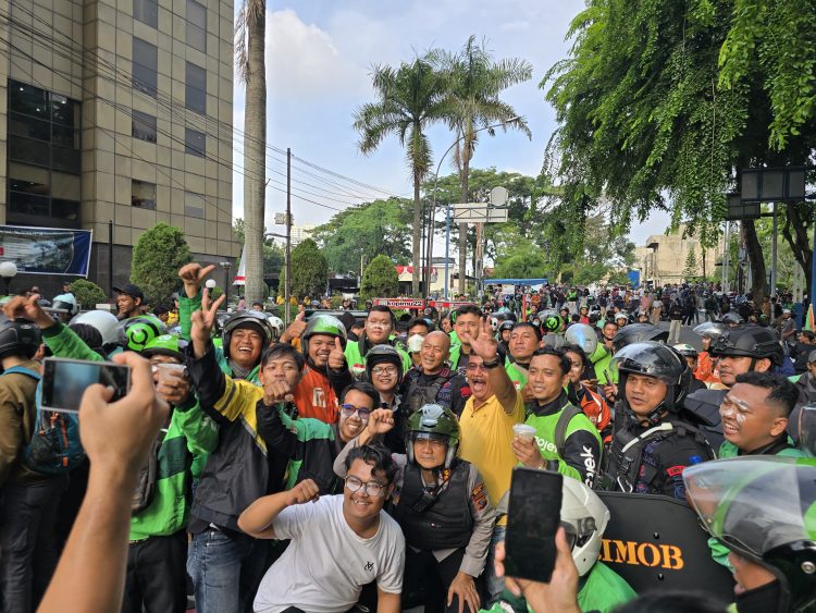 Ngopi Kebersamaan di Tengah Aksi, Dansat Brimob Polda Sumut Rangkul Ojol dan Mahasiswa dengan Keakraban