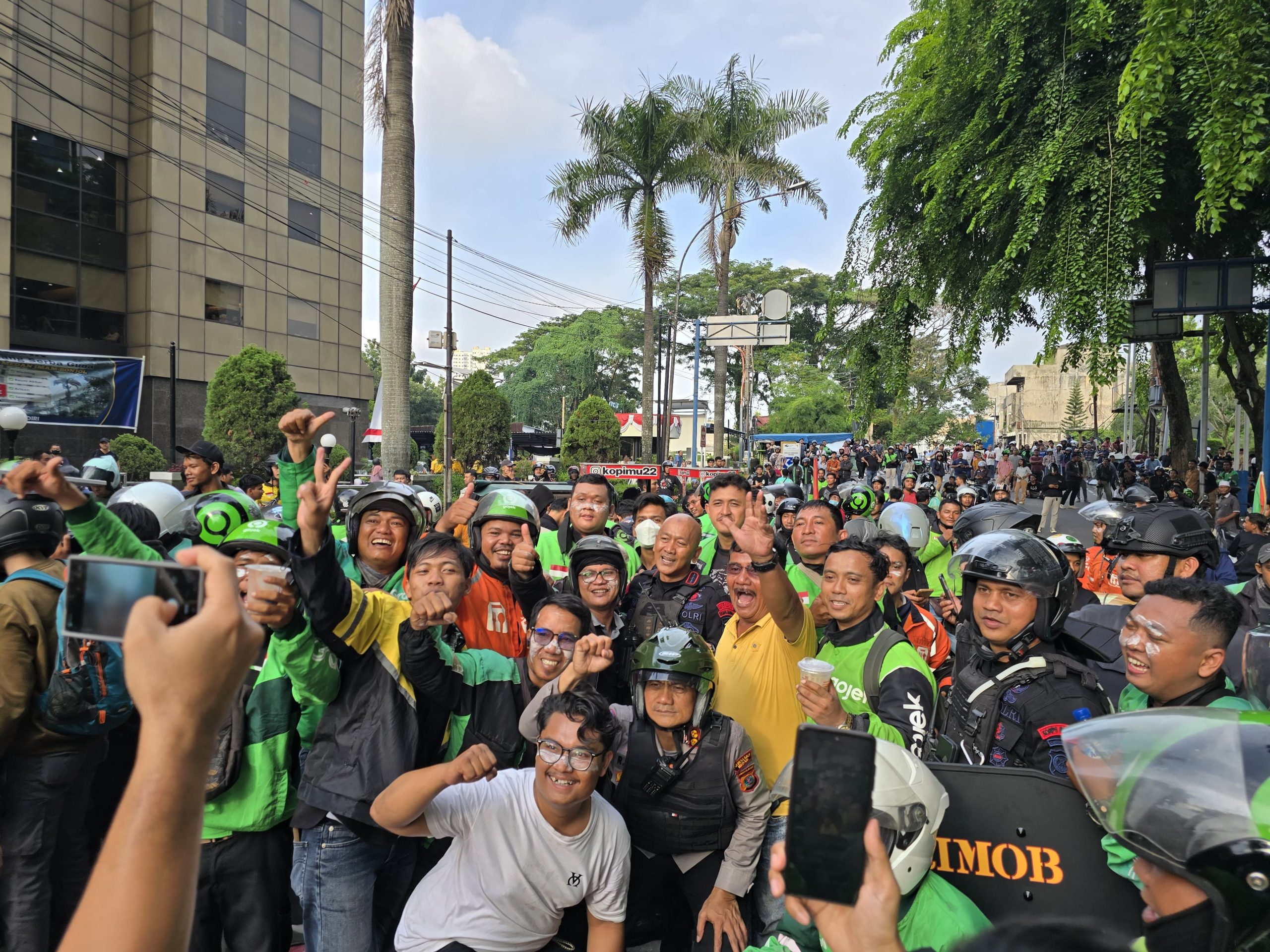 Ngopi Kebersamaan di Tengah Aksi, Dansat Brimob Polda Sumut Rangkul Ojol dan Mahasiswa dengan Keakraban Ngopi Kebersamaan di Tengah Aksi, Dansat Brimob Polda Sumut Rangkul Ojol dan Mahasiswa dengan Keakraban