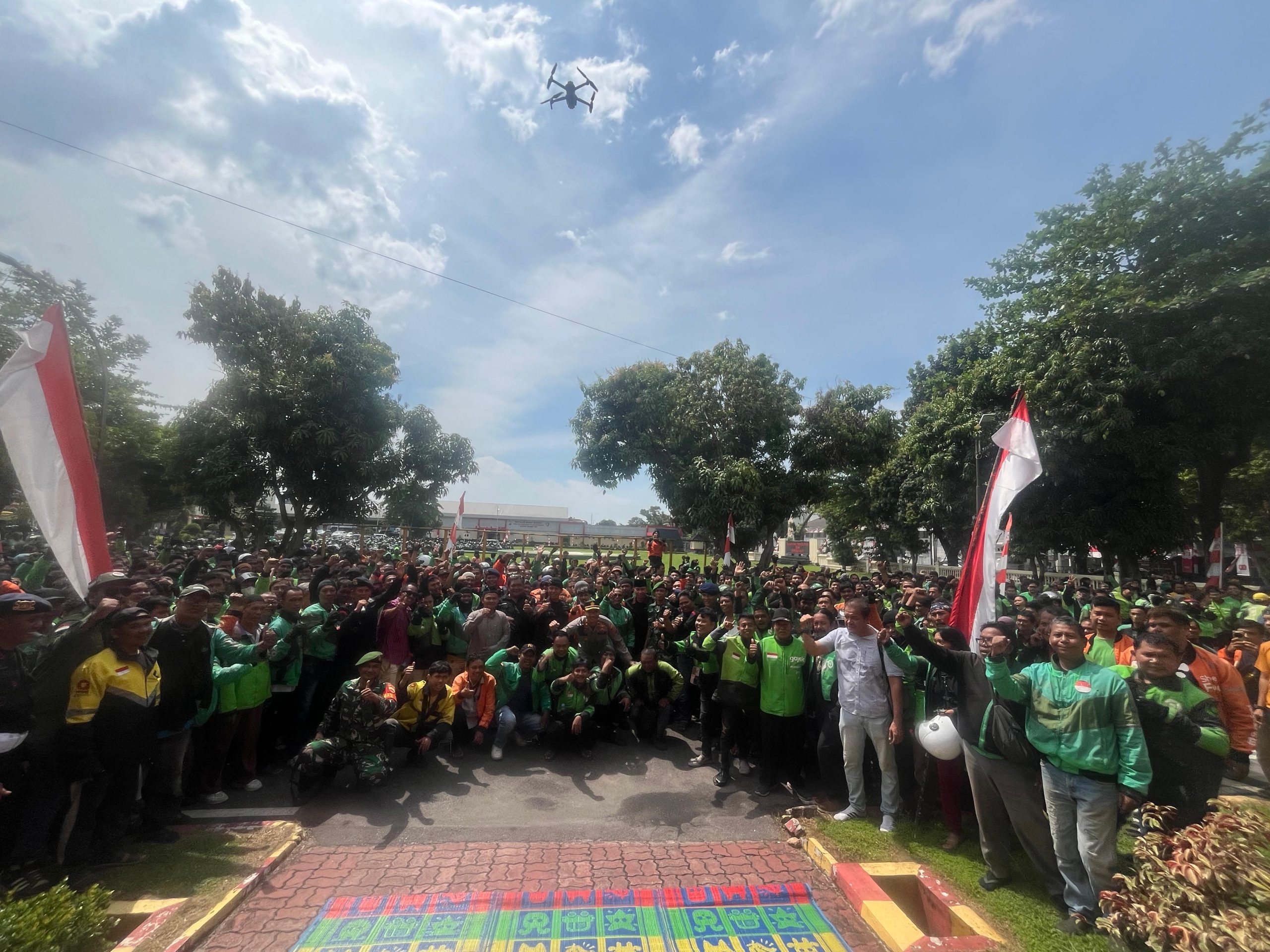 Brimob Polda Sumut Tebar Kepedulian: 1.000 Karung Beras untuk Ojol