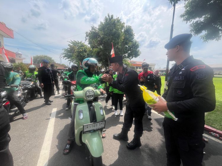 Brimob Polda Sumut Tebar Kepedulian: 1.000 Karung Beras untuk Ojol