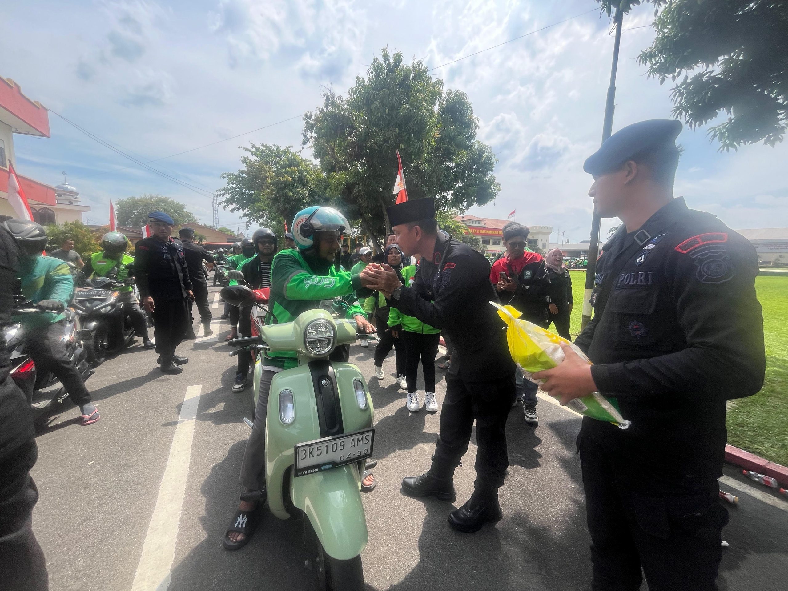 Brimob Polda Sumut Tebar Kepedulian: 1.000 Karung Beras untuk Ojol Brimob Polda Sumut Tebar Kepedulian: 1.000 Karung Beras untuk Ojol