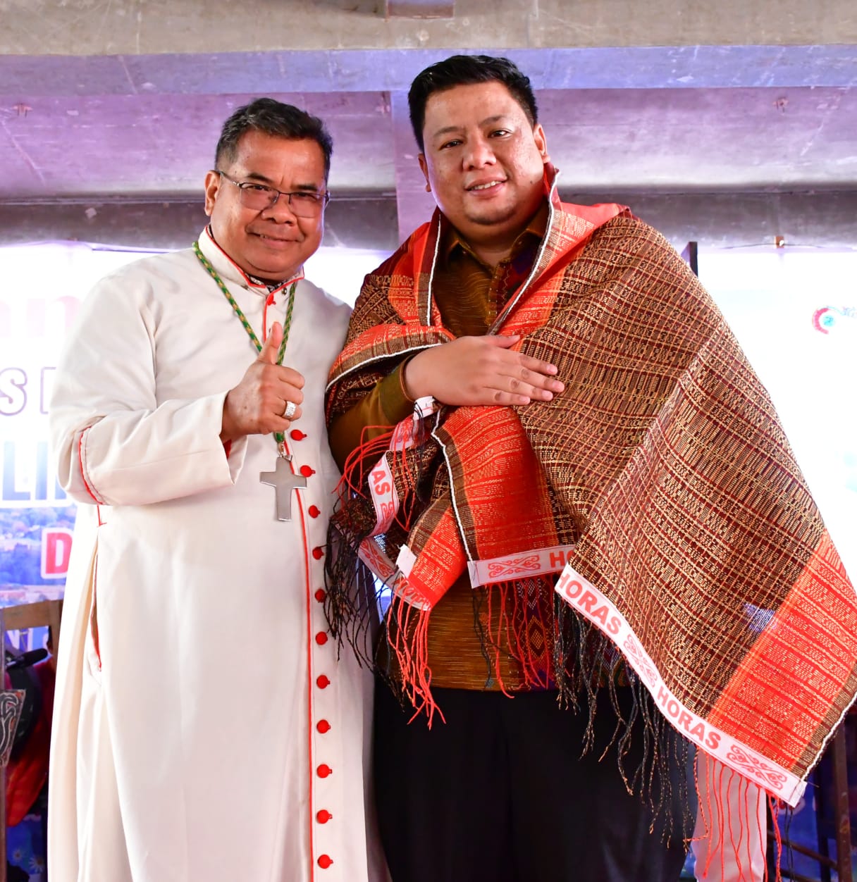Bersama Uskup Agung Medan, Bupati Samosir Teken Prasasti Gereja Katolik Stasi Kristus Raja Sangkal Bersama Uskup Agung Medan, Bupati Samosir Teken Prasasti Gereja Katolik Stasi Kristus Raja Sangkal