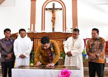 Bersama Uskup Agung Medan, Bupati Samosir Teken Prasasti Gereja Katolik Stasi Kristus Raja Sangkal
