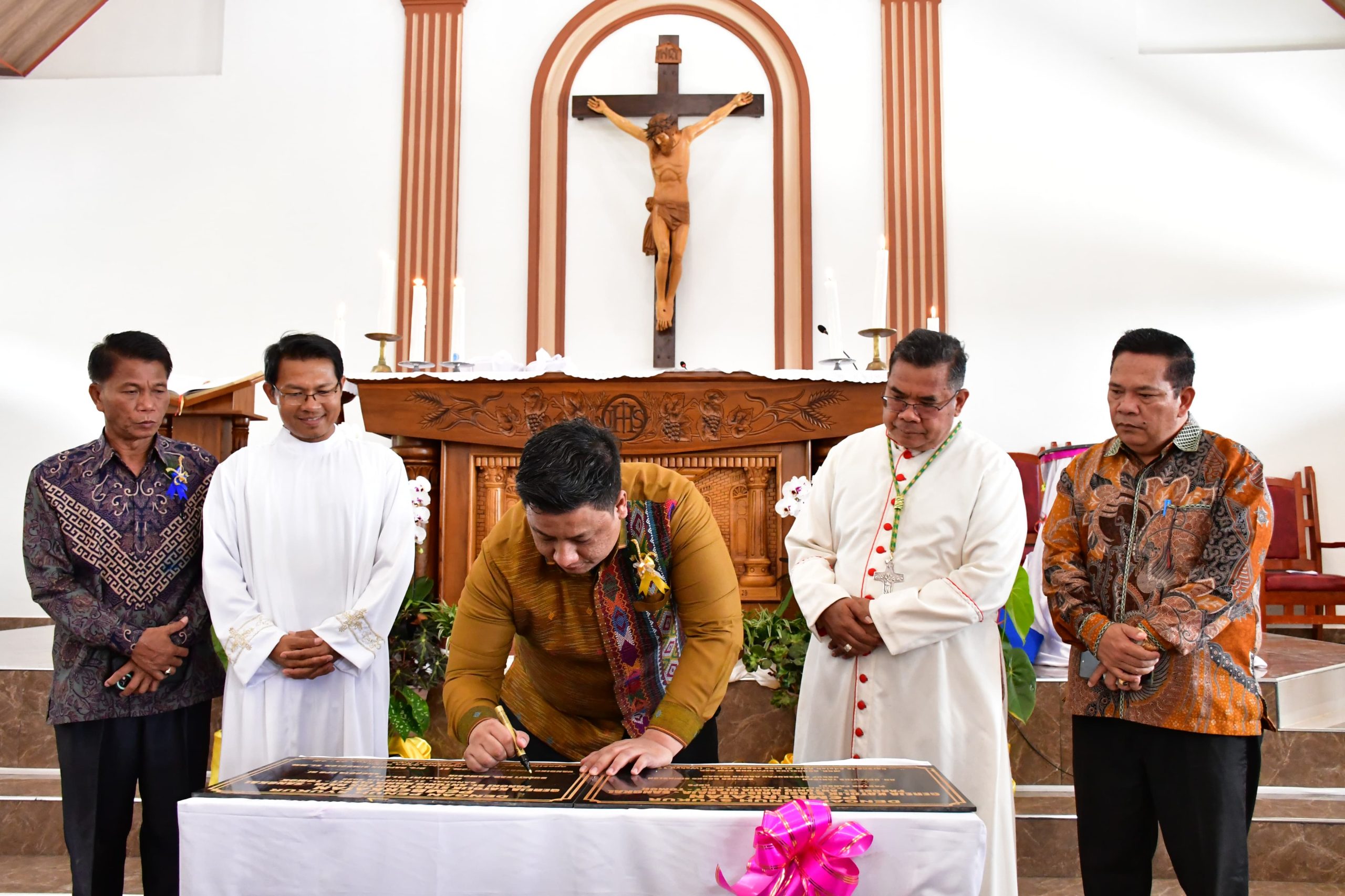 Bersama Uskup Agung Medan, Bupati Samosir Teken Prasasti Gereja Katolik Stasi Kristus Raja Sangkal Bersama Uskup Agung Medan, Bupati Samosir Teken Prasasti Gereja Katolik Stasi Kristus Raja Sangkal