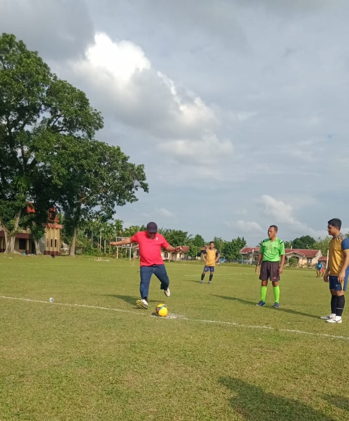 PTPN IV Regional II Grup Unit-I Gelar Berbagai Olah Raga Dalam Rangka Menyambut Hut RI Ke-80 Tendangan Pertama, tanda dimulainya pertandingan