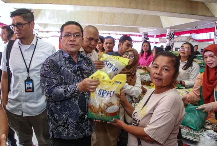Tinjau Gerakan Pangan Murah Serentak, Wali Kota Pematangsiantar Wesly Silalahi: "Memastikan Kebutuhan Pokok Masyarakat Bisa Terpenuhi Dengan Harga Terjangkau" Tinjau Gerakan Pangan Murah Serentak, Wali Kota Pematangsiantar Wesly Silalahi: "Memastikan Kebutuhan Pokok Masyarakat Bisa Terpenuhi Dengan Harga Terjangkau"