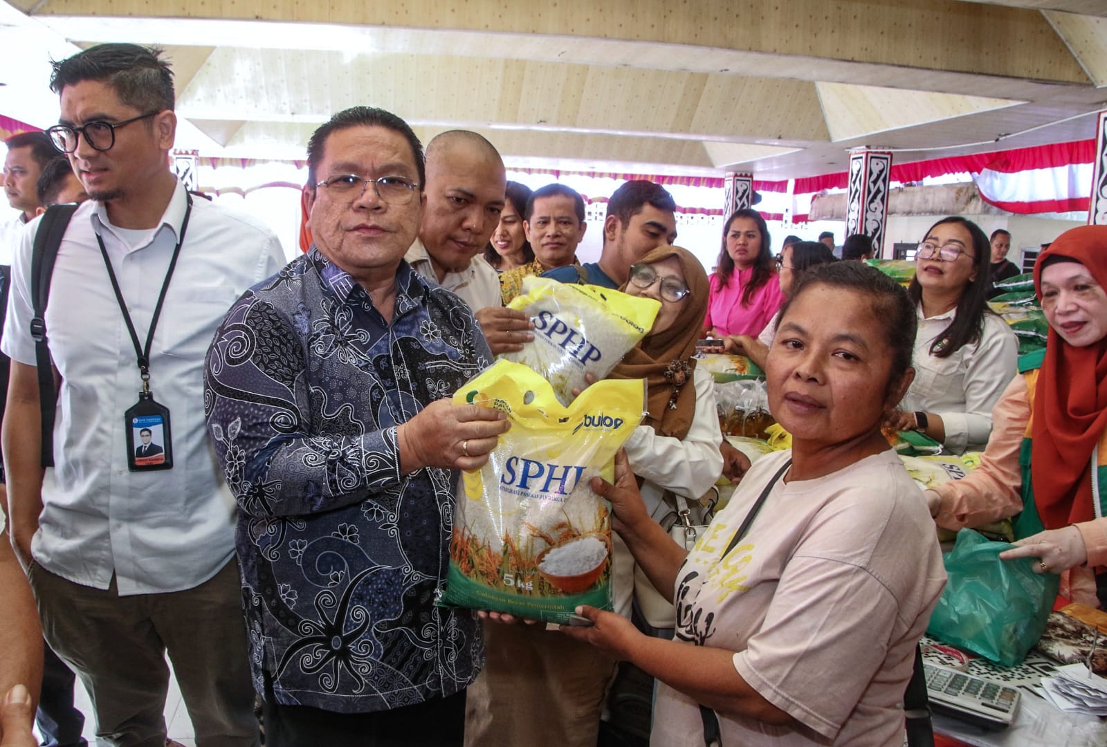 Tinjau Gerakan Pangan Murah Serentak, Wali Kota Pematangsiantar Wesly Silalahi: "Memastikan Kebutuhan Pokok Masyarakat Bisa Terpenuhi Dengan Harga Terjangkau" Tinjau Gerakan Pangan Murah Serentak, Wali Kota Pematangsiantar Wesly Silalahi: "Memastikan Kebutuhan Pokok Masyarakat Bisa Terpenuhi Dengan Harga Terjangkau"