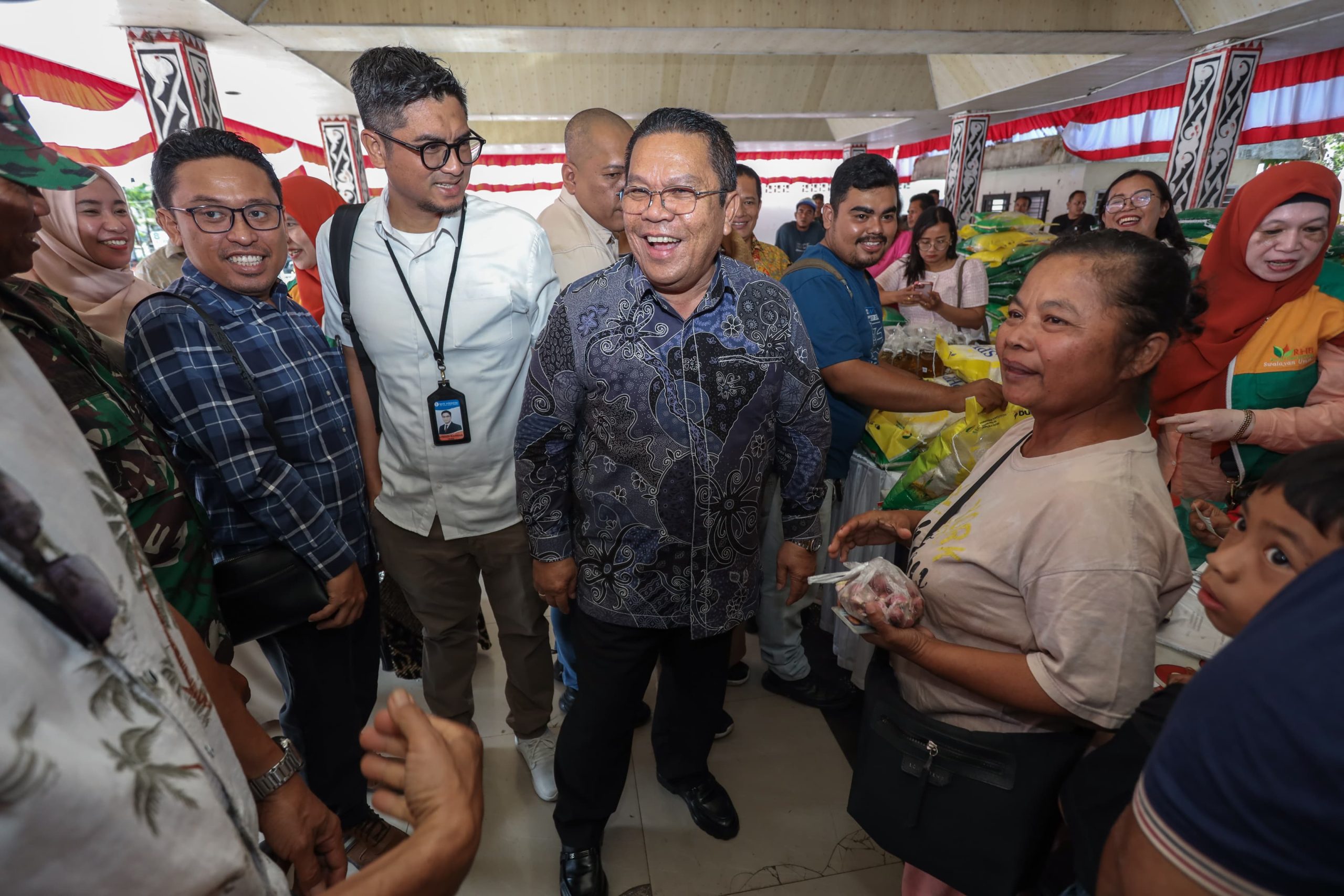Tinjau Gerakan Pangan Murah Serentak, Wali Kota Pematangsiantar Wesly Silalahi: "Memastikan Kebutuhan Pokok Masyarakat Bisa Terpenuhi Dengan Harga Terjangkau" Tinjau Gerakan Pangan Murah Serentak, Wali Kota Pematangsiantar Wesly Silalahi: "Memastikan Kebutuhan Pokok Masyarakat Bisa Terpenuhi Dengan Harga Terjangkau"