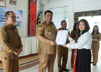 Bupati Samosir Vandiko T Gultom Serahkan SK P3K Tahap II, Tekankan Inovasi Dan Kreatifitas