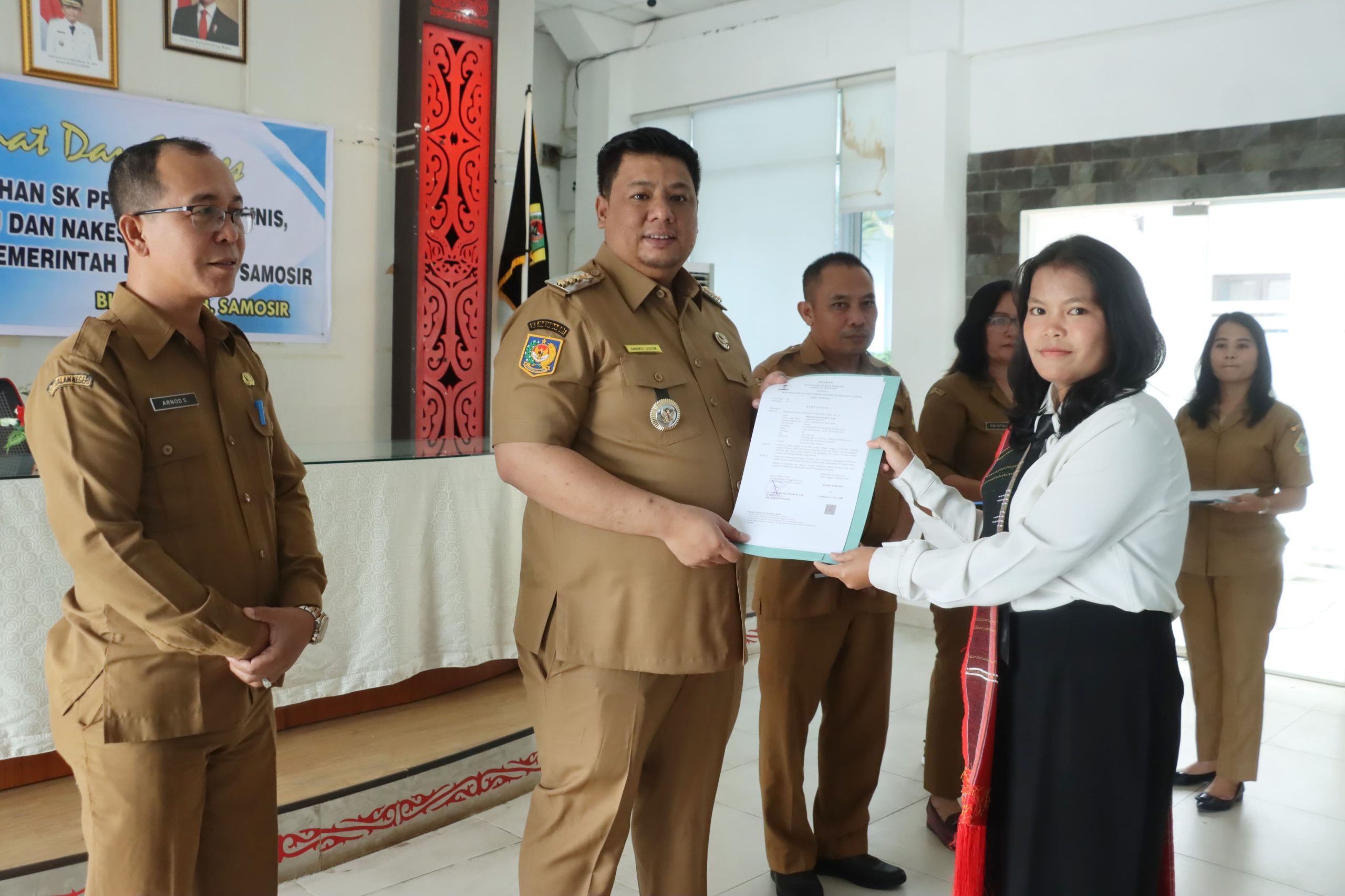 Bupati Samosir Vandiko T Gultom Serahkan SK P3K Tahap II, Tekankan Inovasi Dan Kreatifitas Bupati Samosir Vandiko T Gultom Serahkan SK P3K Tahap II, Tekankan Inovasi Dan Kreatifitas