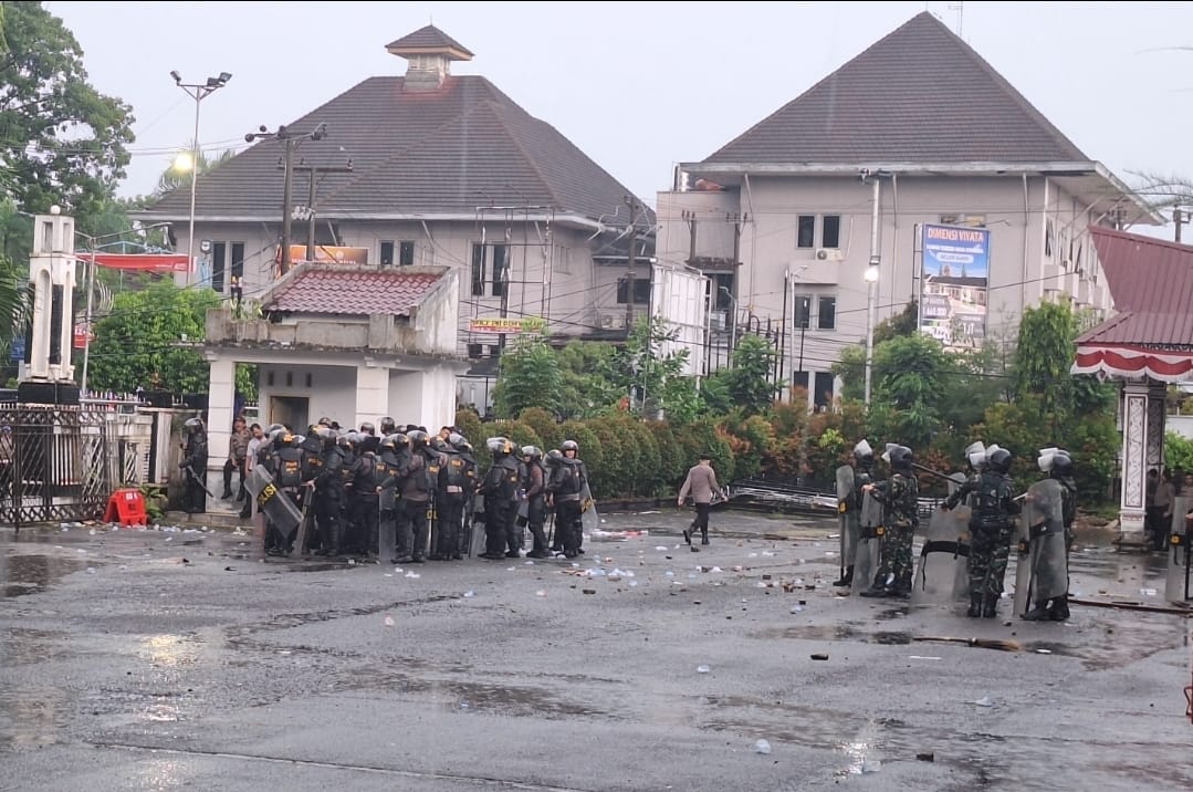 Aksi Damai Gabungan Aliansi Mahasiswa, Masyarakat, Ojol di Kota Pematangsiantar Diwarnai Aksi Lemparan