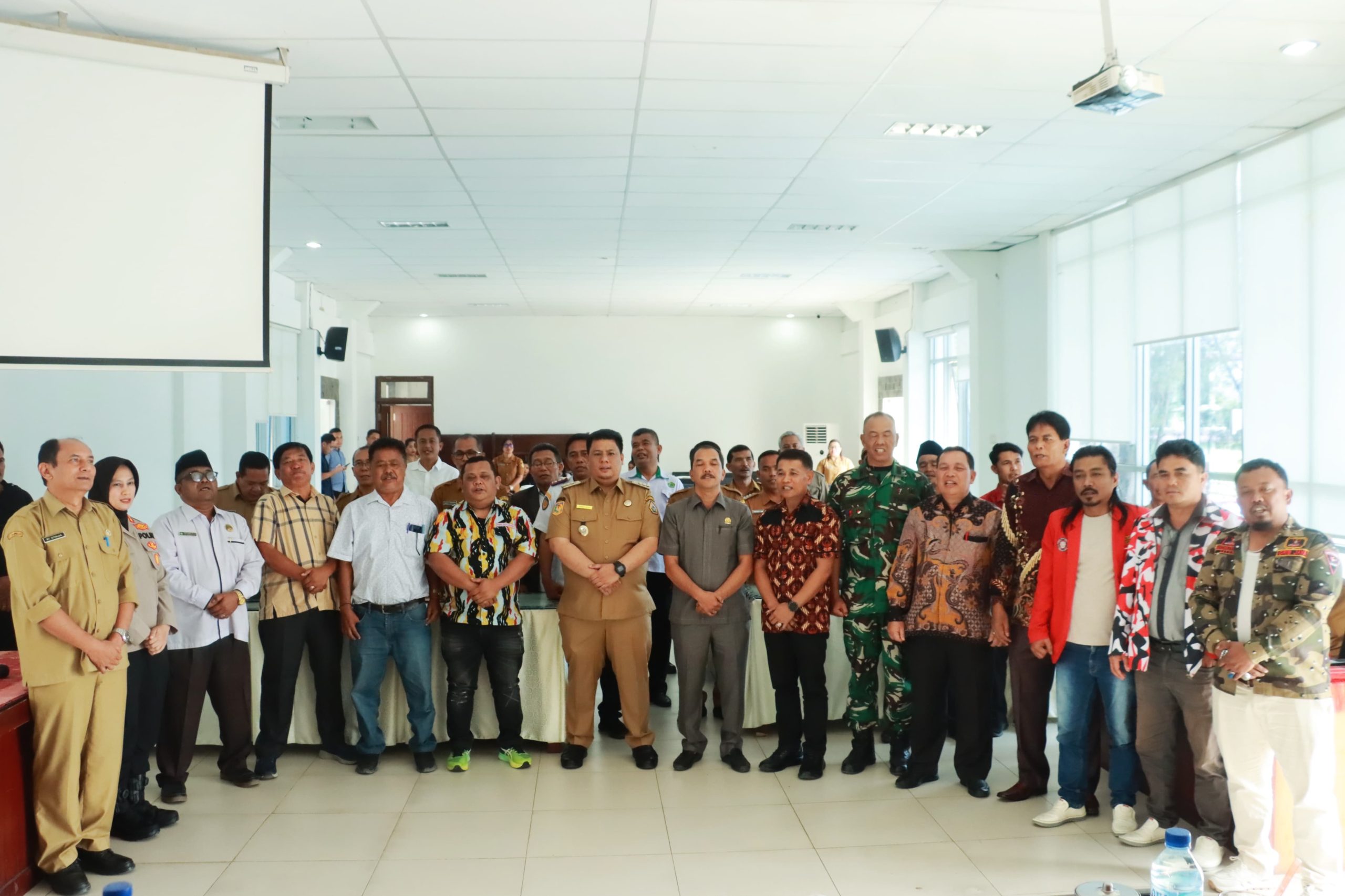 Masyarakat Samosir Nyatakan Sikap Jaga Kedamaian Dan Kerukunan, Bupati Samosir : "Masyarakat Jangan Mudah Terprovokasi" Masyarakat Samosir Nyatakan Sikap Jaga Kedamaian Dan Kerukunan, Bupati Samosir : "Masyarakat Jangan Mudah Terprovokasi"
