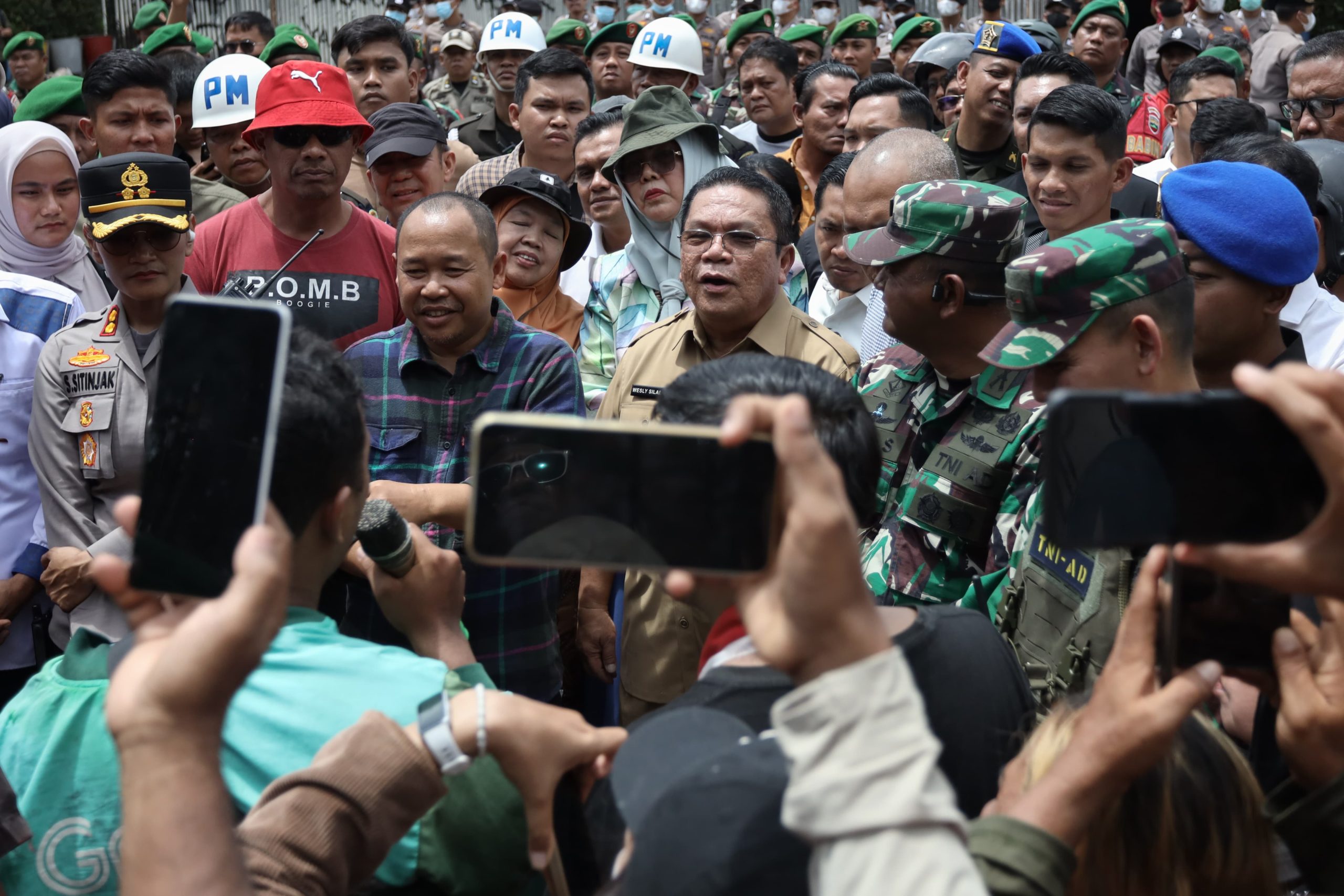 Wali Kota Wesly Silalahi Bersama Forkopimda Duduk Bersama Massa Pengunjukrasa Di Depan Gedung DPRD Kota Pematangsiantar