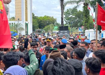 Brimob Polda Sumut Lakukan Pengamanan Aksi Mahasiswa di Polresta Deli Serdang