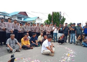 Masyarakat Dan Mahasiswa Unras Ke DPRD Tapteng, Mendesak Polres Tapteng Proses Laporan SKCK Diduga Palsu Anggota DPRD Tapteng