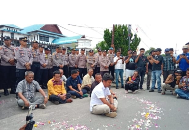 Masyarakat Dan Mahasiswa Unras Ke DPRD Tapteng, Mendesak Polres Tapteng Proses Laporan SKCK Diduga Palsu Anggota DPRD Tapteng