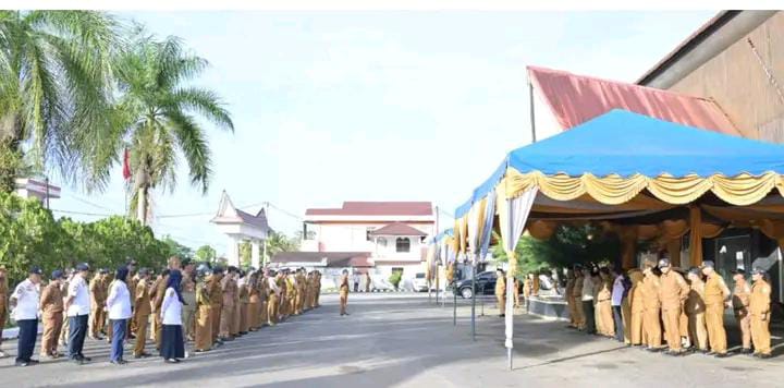 Bertindak Selaku Pembina Apel Gabungan Eselon II Dan III, Wakil Bupati Ajak ASN Untuk Selalu Kompak Membangun Tapteng