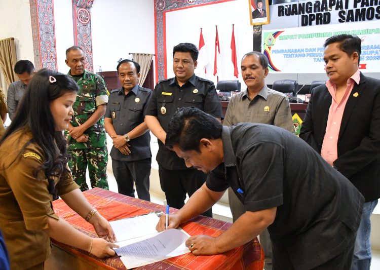 Disetujui 5 Fraksi, Bupati Samosir Vandiko T Gultom dan DPRD Tetapkan Ranperda P-APBD 2025 Menjadi Perda