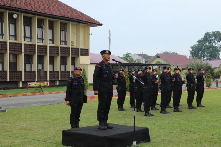 Apel Kesiapsiagaan Brimob Sumut, Beri Penghargaan Polwan Berprestasi Raih Juara Nasional Lomba Menembak