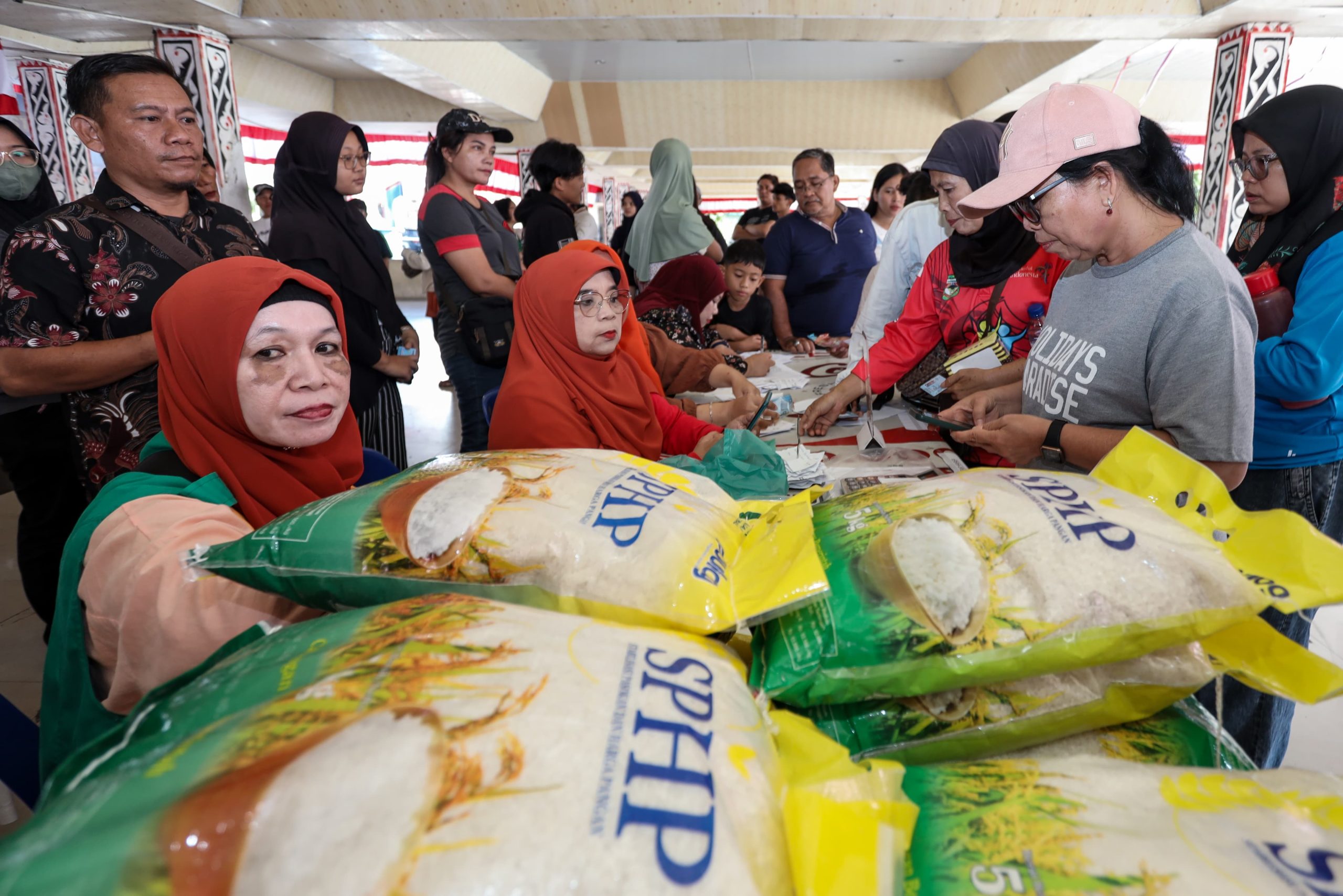 Tinjau Gerakan Pangan Murah Serentak, Wali Kota Pematangsiantar Wesly Silalahi: "Memastikan Kebutuhan Pokok Masyarakat Bisa Terpenuhi Dengan Harga Terjangkau" Tinjau Gerakan Pangan Murah Serentak, Wali Kota Pematangsiantar Wesly Silalahi: "Memastikan Kebutuhan Pokok Masyarakat Bisa Terpenuhi Dengan Harga Terjangkau"