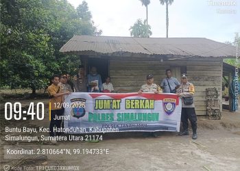 Polsek Tanah Jawa Wujudkan Jumat Berkah, Bagikan Sembako Kepada Warga Kurang Mampu di Simalungun