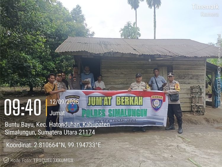 Polsek Tanah Jawa Wujudkan Jumat Berkah, Bagikan Sembako Kepada Warga Kurang Mampu di Simalungun