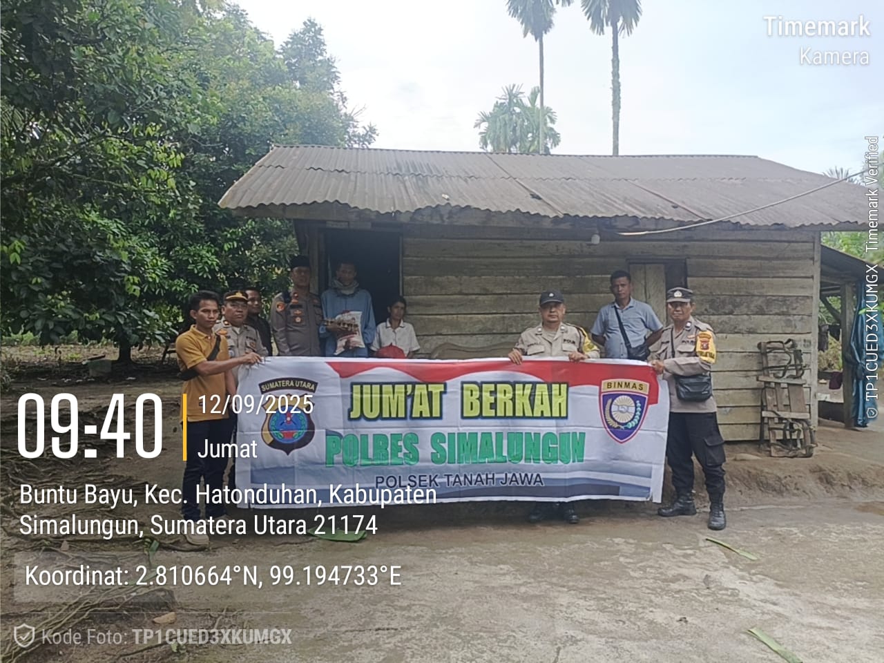 Polsek Tanah Jawa Wujudkan Jumat Berkah, Bagikan Sembako Kepada Warga Kurang Mampu di Simalungun