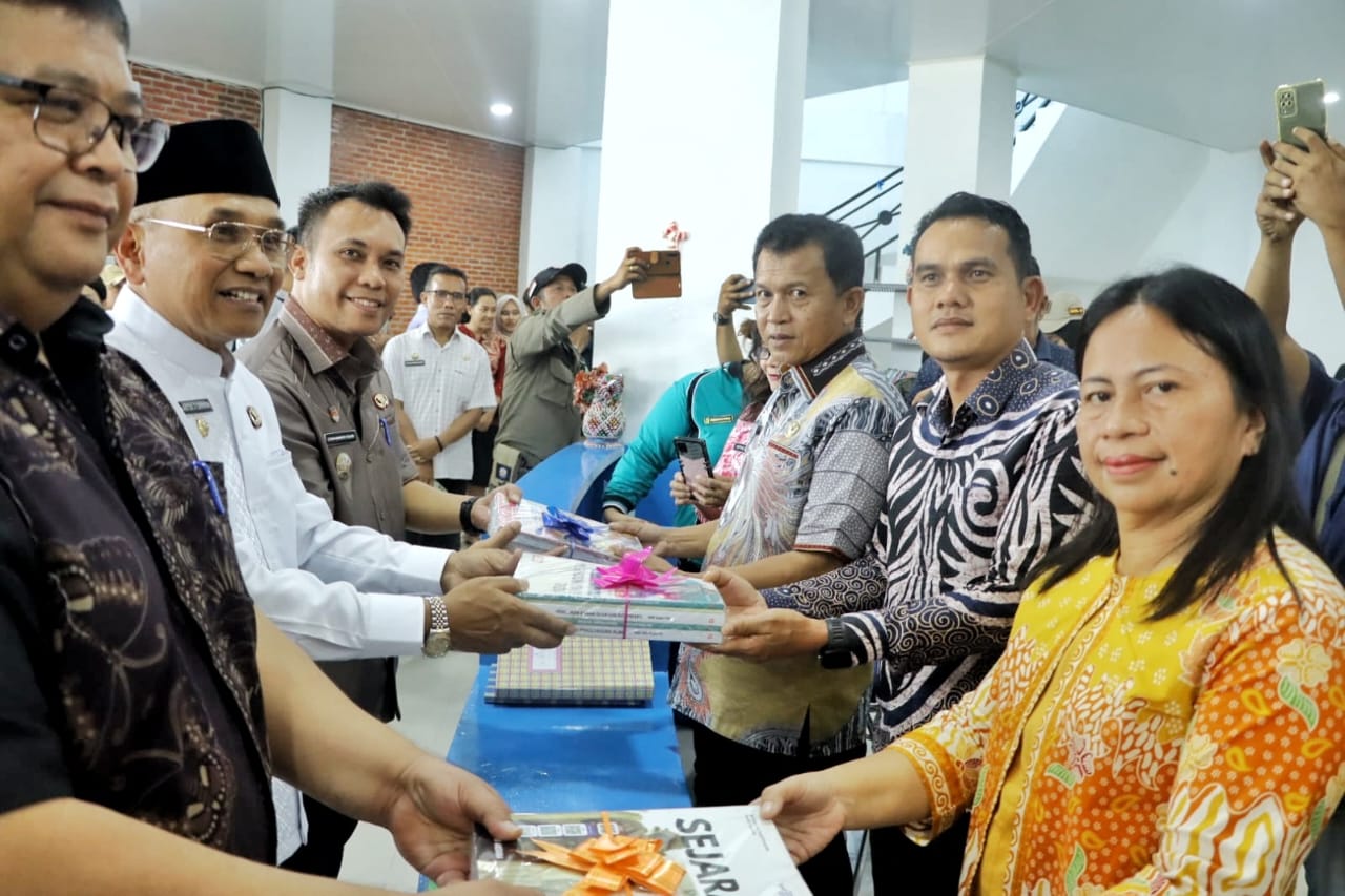 Bupati Simalungun Tegaskan Komitmennya Menjadikan Pelayanan Prima Sebagai Prioritas, Utamakan KTP dan KK Bupati Simalungun Tegaskan Komitmennya Menjadikan Pelayanan Prima Sebagai Prioritas, Utamakan KTP dan KK
