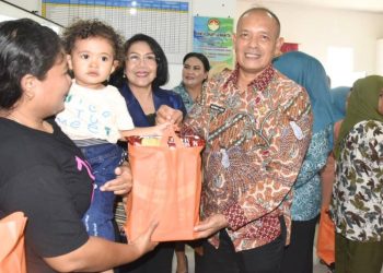 Wakil Bupati Tapteng Apresiasi Dharma Wanita Persatuan Provsu Barikan 100 Paket Bansos Stunting