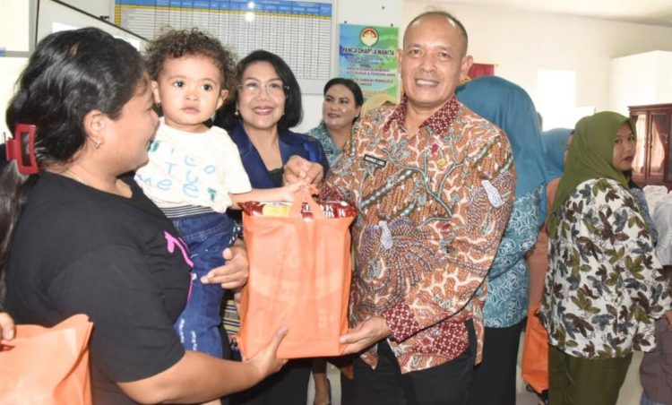 Wakil Bupati Tapteng Apresiasi Dharma Wanita Persatuan Provsu Barikan 100 Paket Bansos Stunting
