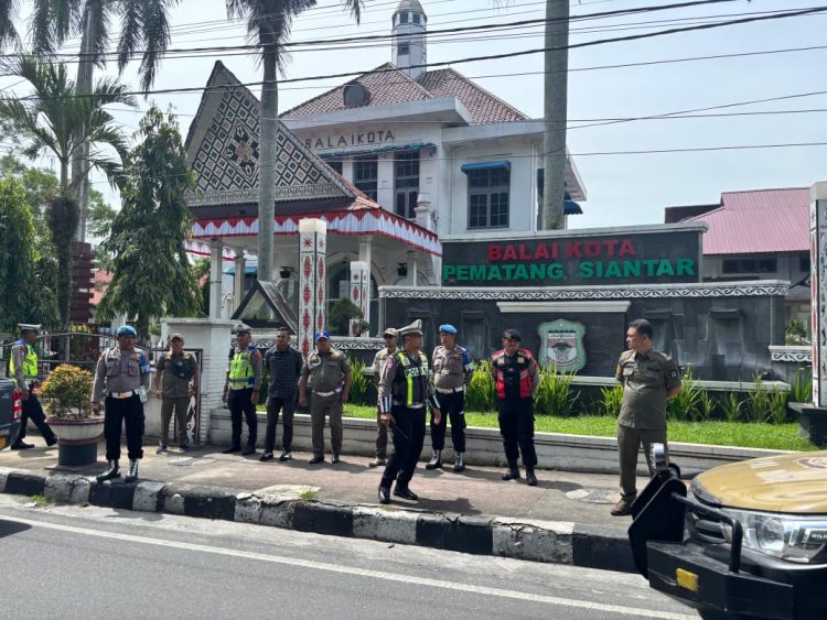 Polres Pematangsiantar Antisipasi Ganguan Kamtibmas Melalui Patroli Skala Besar Polres Pematangsiantar Antisipasi Ganguan Kamtibmas Melalui Patroli Skala Besar