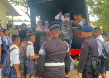 Brimob Polda Sumut Antar Anak Sekolah Pulang, Bukti Kepedulian terhadap Generasi Penerus Bangsa di Gunungsitoli Selatan