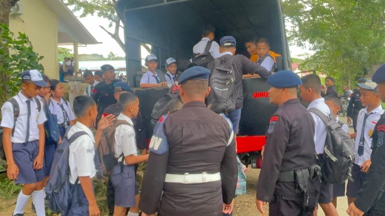 Brimob Polda Sumut Antar Anak Sekolah Pulang, Bukti Kepedulian terhadap Generasi Penerus Bangsa di Gunungsitoli Selatan