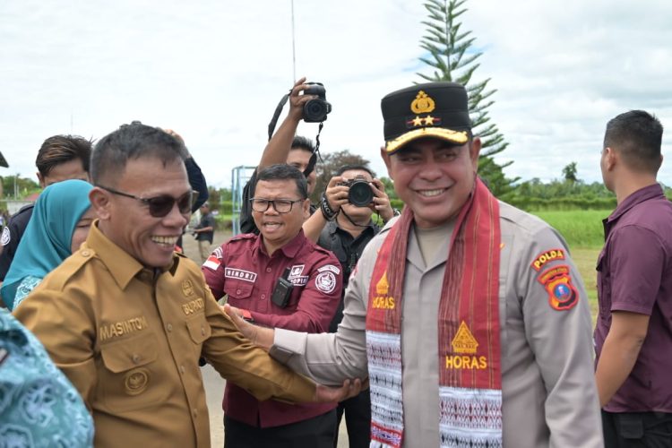 Bupati Tapanuli Tengah Sambut Kedatangan Kapolda Sumatera Utara di Bandara Dr Ferdinand Lumbantobing Pinangsori