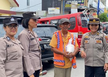 Ciptakan Situasi Yang Aman, Srikandi Polwan Polres Pematangsiantar Patroli Dialogis dan Bagikan Sembako