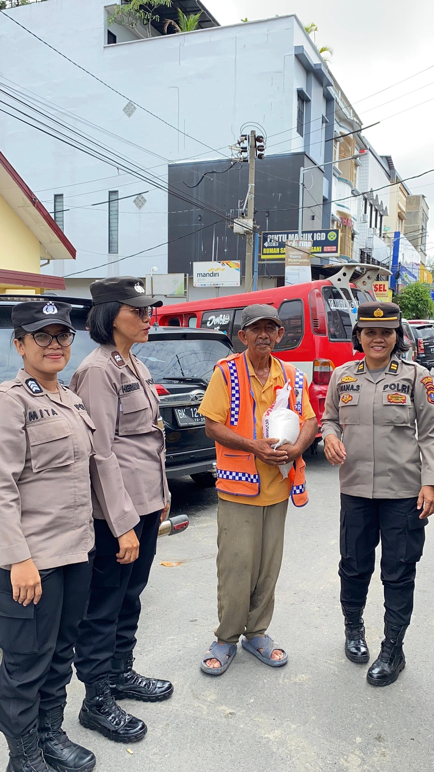 Ciptakan Situasi Yang Aman, Srikandi Polwan Polres Pematangsiantar Patroli Dialogis dan Bagikan Sembako