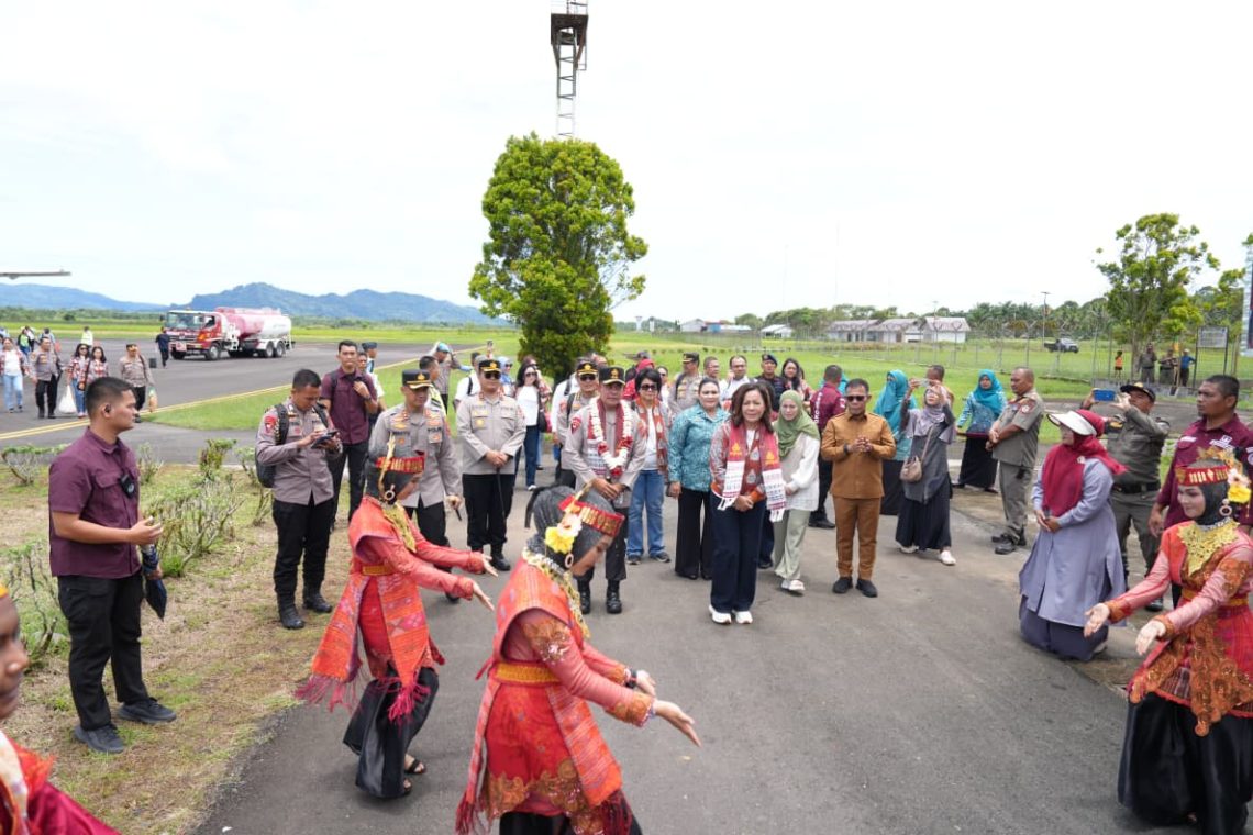 Kapolres Sibolga Dan Kapolres Tapteng Sambut Kapolda Sumut Di Bandara Pinangsori