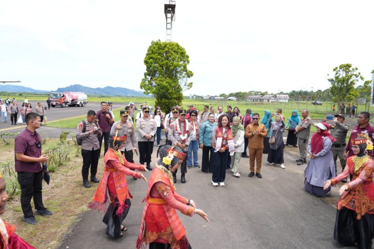 Kapolres Sibolga Dan Kapolres Tapteng Sambut Kapolda Sumut Di Bandara Pinangsori