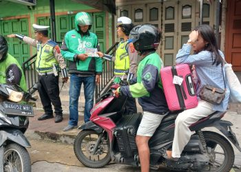 Dikmas Lantas Penling - Penluh, Sat Lantas Polres Pematangsiantar Bagikan Brosur Tertib Berlalu Lintas