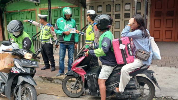 Dikmas Lantas Penling - Penluh, Sat Lantas Polres Pematangsiantar Bagikan Brosur Tertib Berlalu Lintas