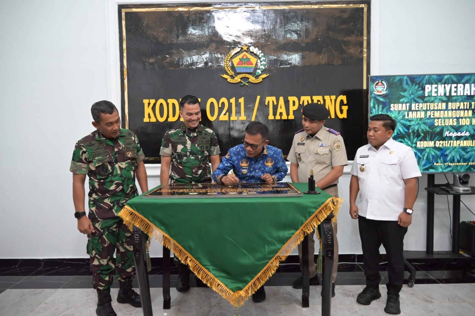Bupati Tapteng Serahkan Tanah Negara 100 Ha Kepada Kodim 0211/TT Untuk Pembangunan Batalion TP 905